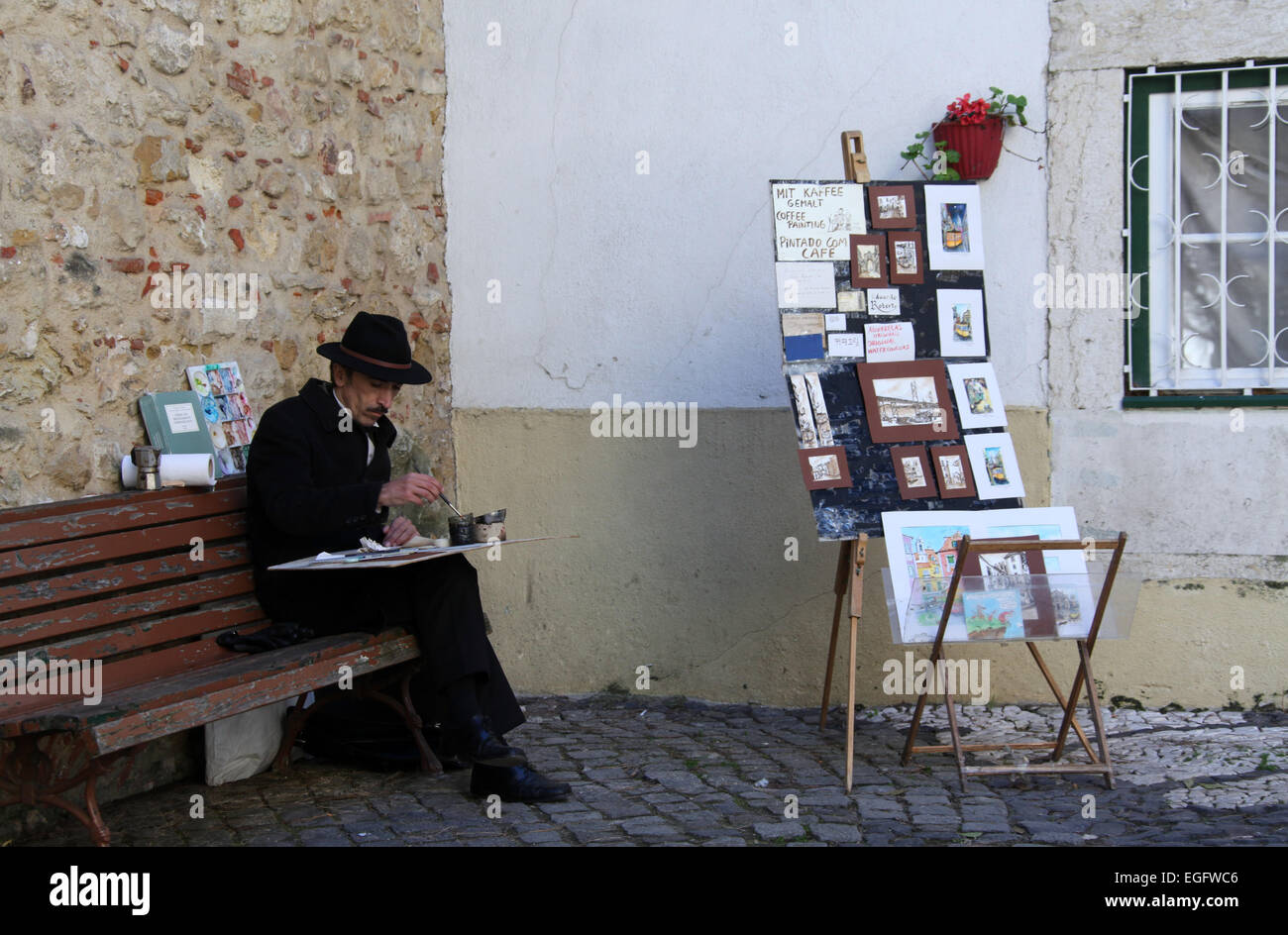 Eduardo Roberto Erstellen eines seiner berühmten Kaffee Gemälde auf der Straße in Lissabon Stockfoto