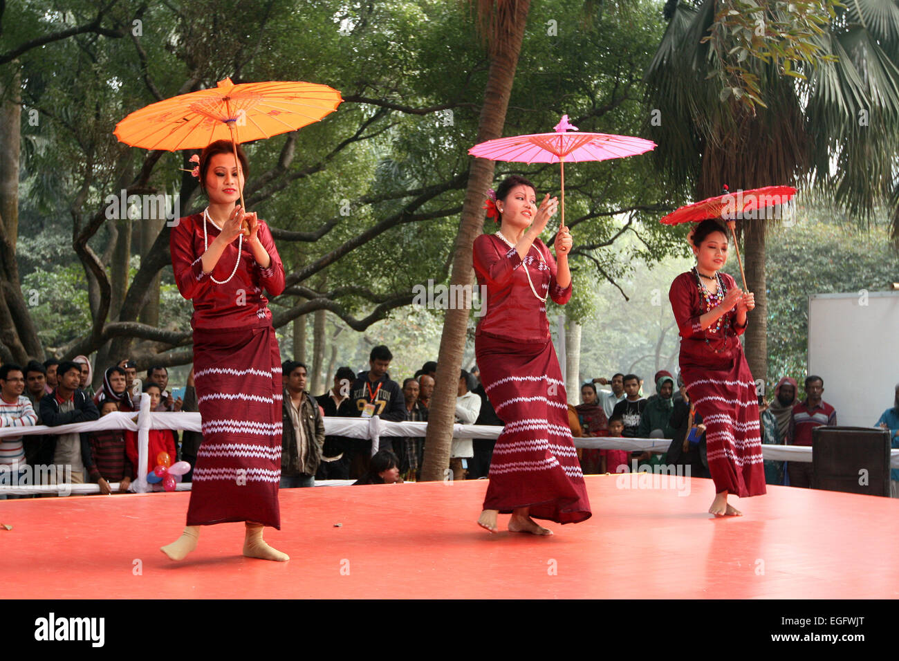 Dezember 2014 - Tribal Menschen ihre traditionellen Tanz in einem Kulturfestival in Dhaka. Stockfoto