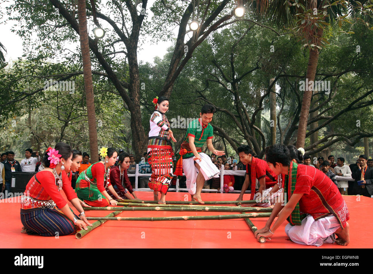 Dezember 2014 - Tribal Menschen ihre traditionellen Tanz in einem Kulturfestival in Dhaka. Stockfoto