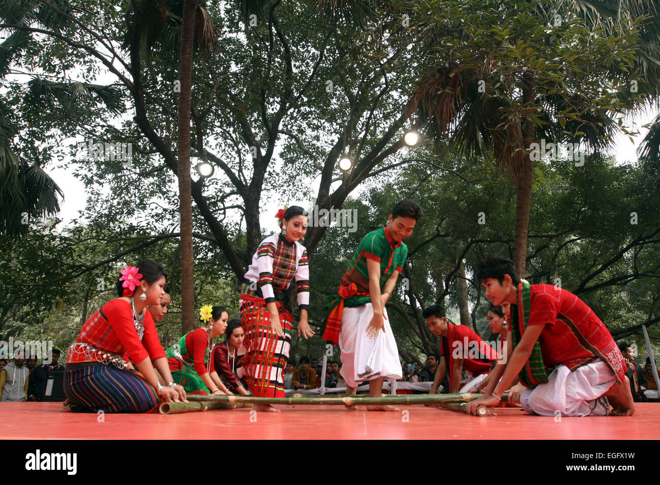 Dezember 2014 - Tribal Menschen ihre traditionellen Tanz in einem Kulturfestival in Dhaka. Stockfoto