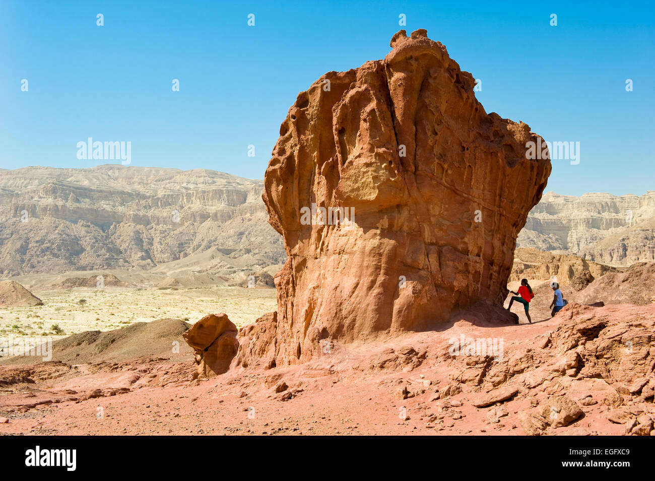 TIMNA PARK, ISRAEL - 11. Oktober 2014: "Der Pilz und eine halbe" Felsformation im Timna Park im südlichen Negev-Wüste in Israel Stockfoto