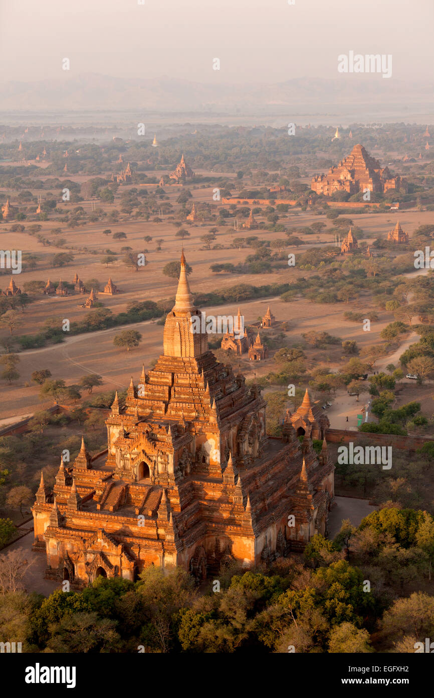 Tempel und Pagoden in Bagan-Ebene gesehen aus der Luft, Bagan, Myanmar (Burma), Asien Stockfoto