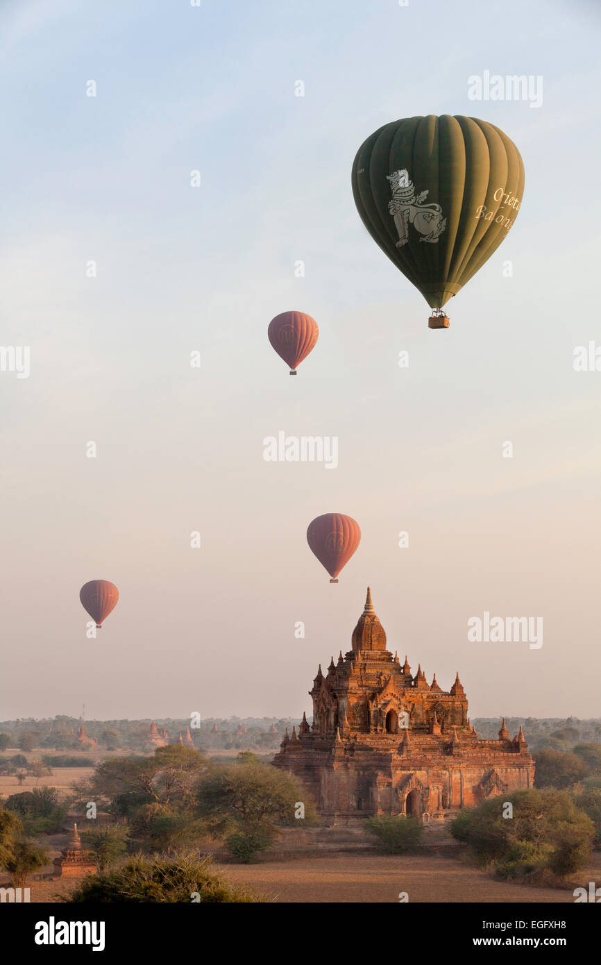 Heißluftballons Bagan; Heißluftballons über einem Tempel auf der Bagan-Ebene, Myanmar (Birma), Asien reisen Stockfoto