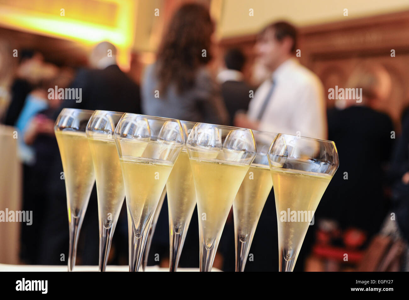 Sektgläser auf einer Networking-party Stockfoto