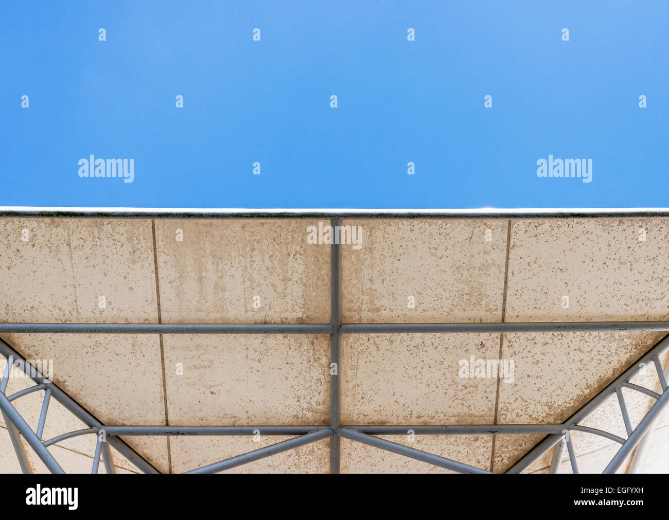 Modernen weißen Baldachin unter dem strahlend blauen Himmel. Stockfoto