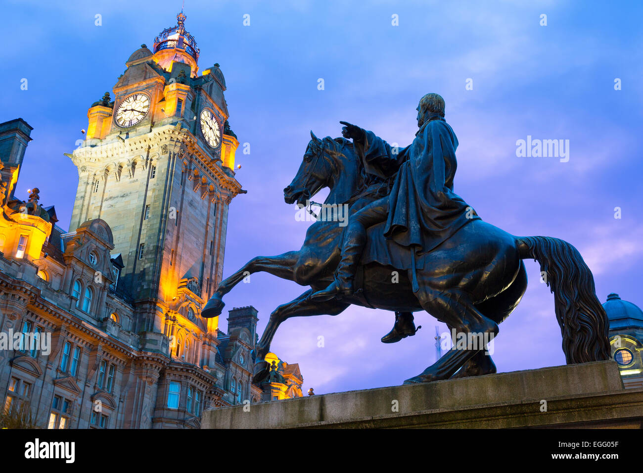 Edinburgh, Statue von Wellington mit dem Uhrturm von Balmoral Hotel Stockfoto