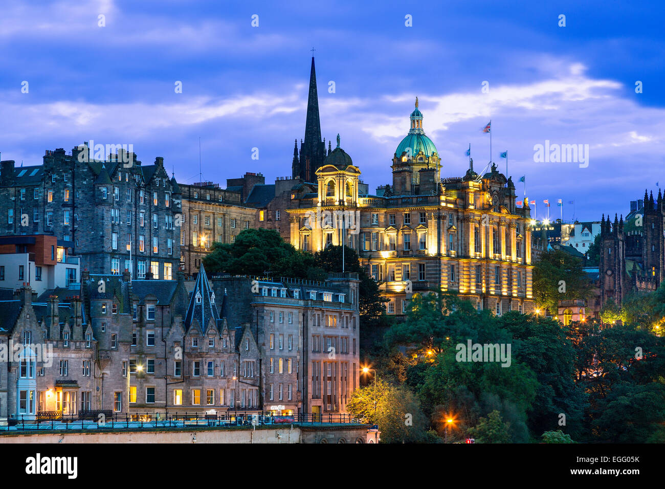 Museum auf dem Hügel bei Dämmerung, Lloyds HQ, Edinburgh Stockfoto