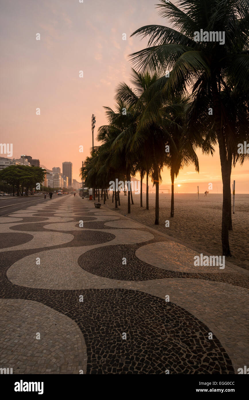 Gehweg am Strand der Copacabana, Rio De Janeiro, Brasilien, Südamerika Stockfoto