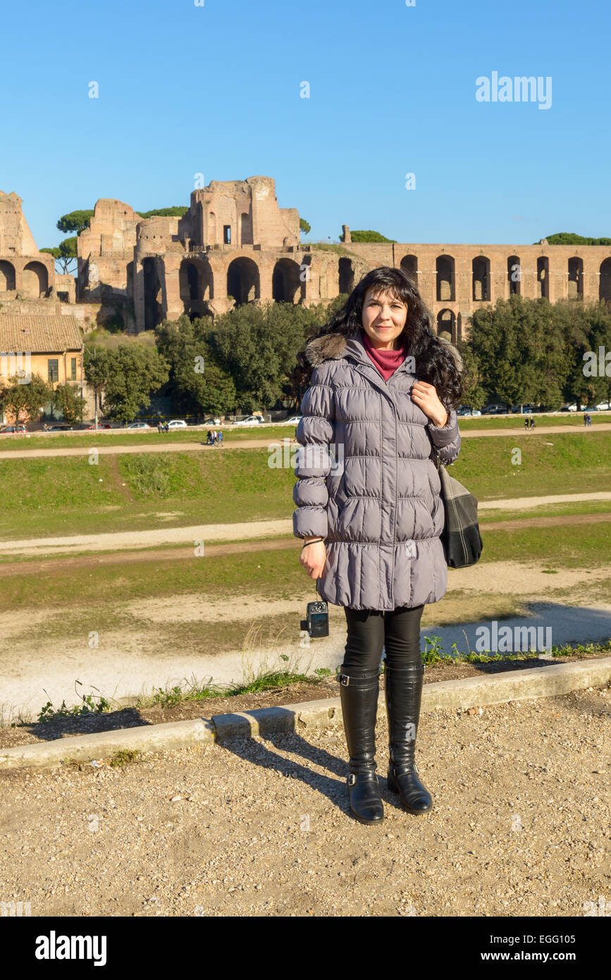 Mädchen in der Arena genannt Circo Massimo in Rom, wo in der Antike war das Pferde-Rennen Stockfoto