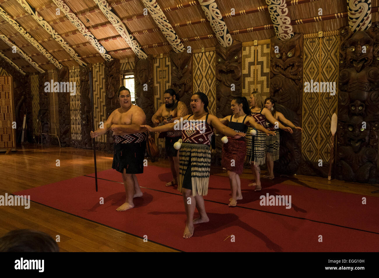 Te Pitowhenua Gruppe von Darstellern Handeln einen traditionelle Maori Schuh mit Gesang und Tanz für Touristen und Besucher in die Waitangi zu behandeln Stockfoto