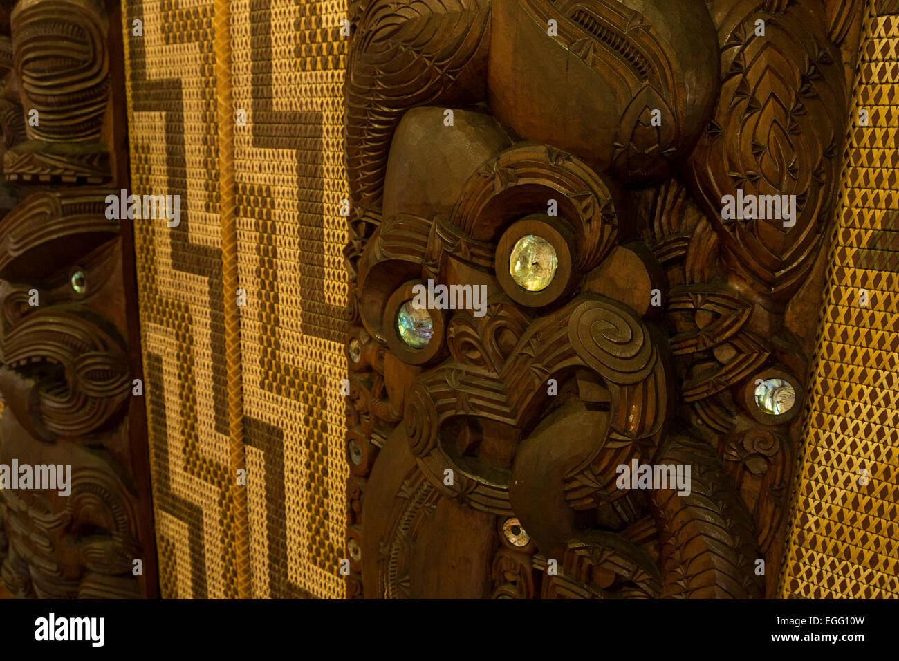 Interieur des Hauses Te Whare Rūnanga Assembley an den Waitangi Treaty Grounds, Neuseeland. Stockfoto