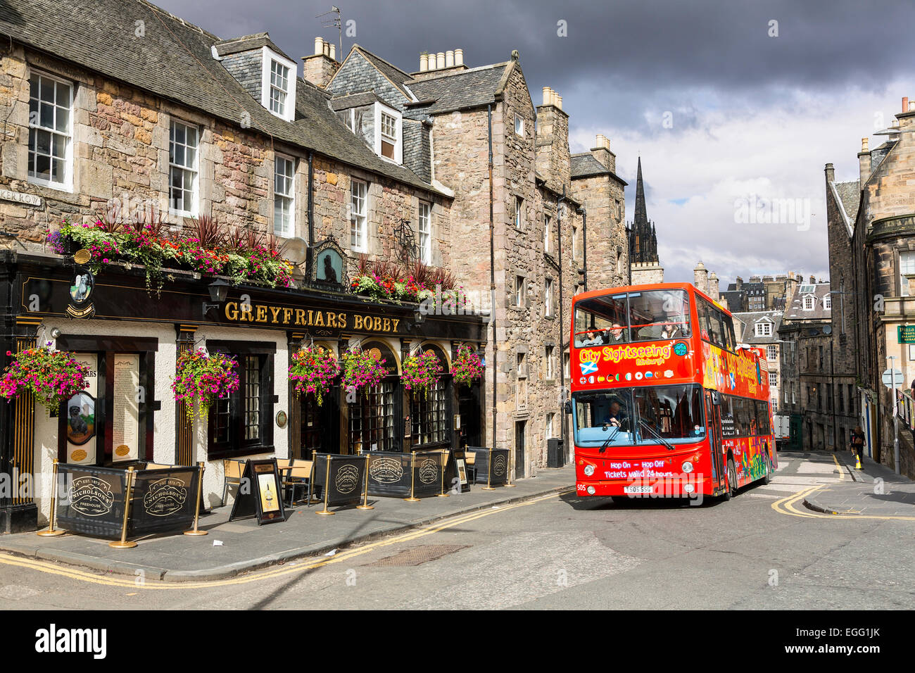 Stadtstraße in Edinburgh Stockfoto