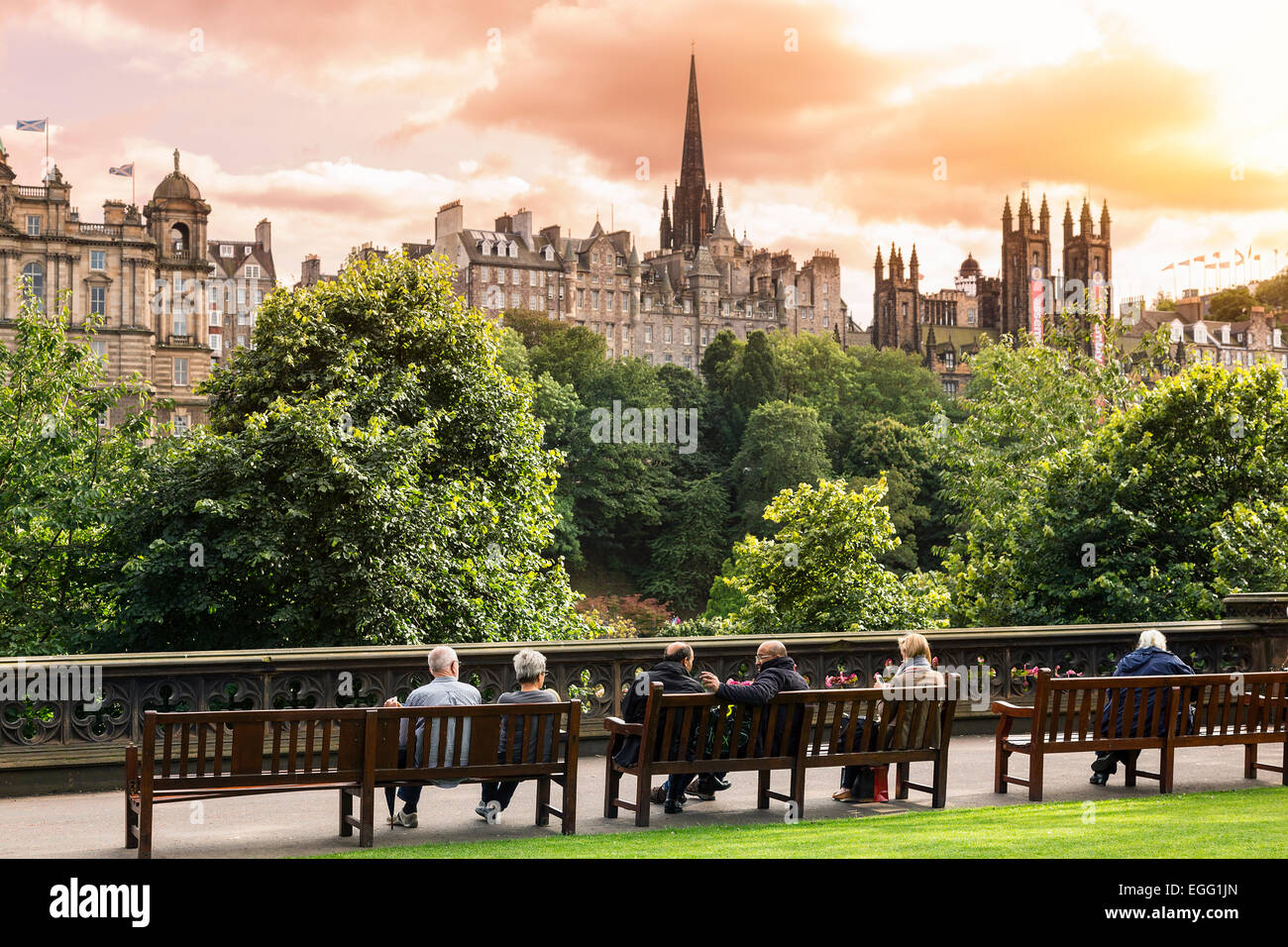 Gruppe von Menschen, die Entspannung in einem Garten, Princes Street Gardens, Edinburgh, Schottland Stockfoto