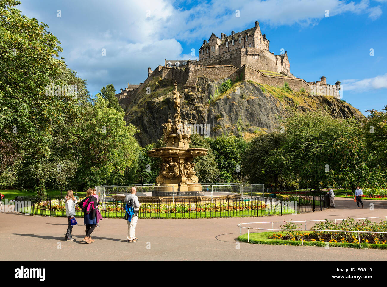 Edinburgh Castle und die Ross Fountain von Princes Street Gardens aus gesehen Stockfoto