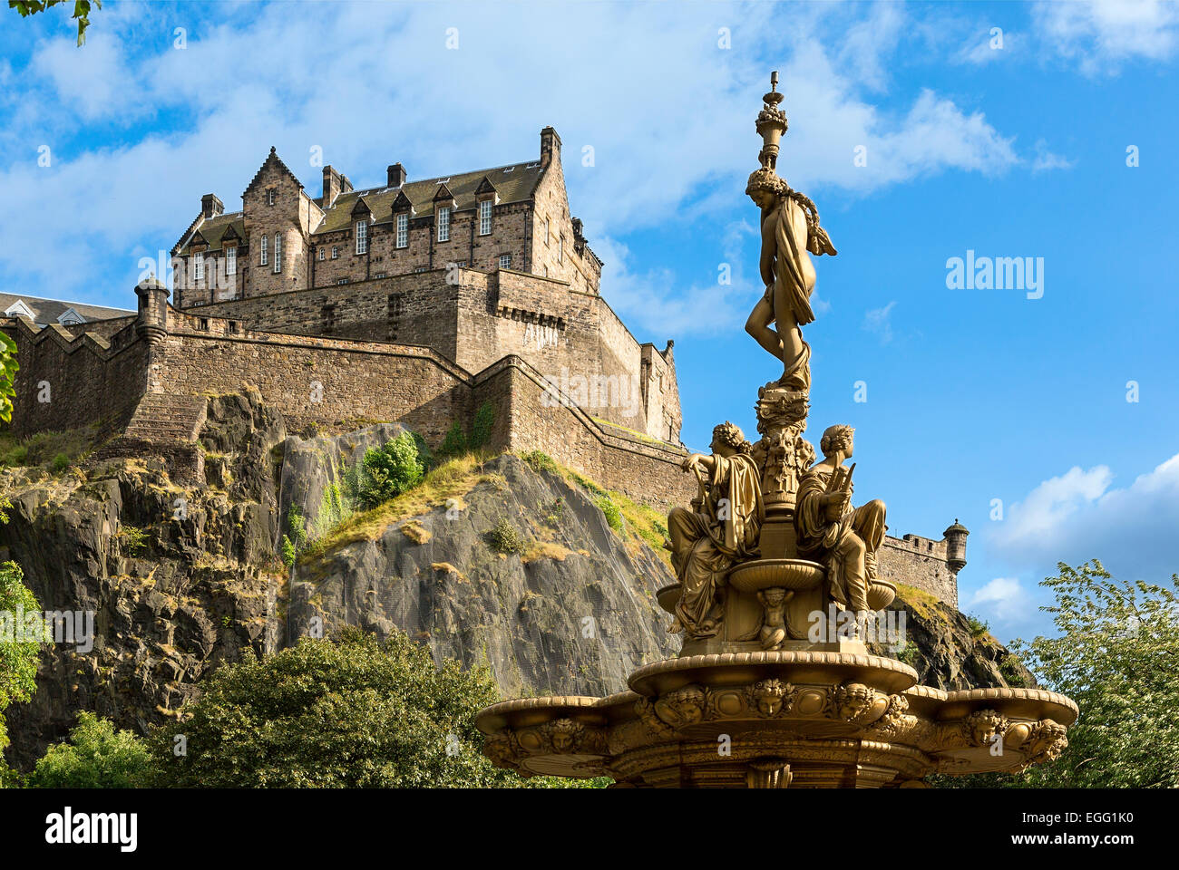 Edinburgh Castle und die Ross Fountain von Princes Street Gardens aus gesehen Stockfoto