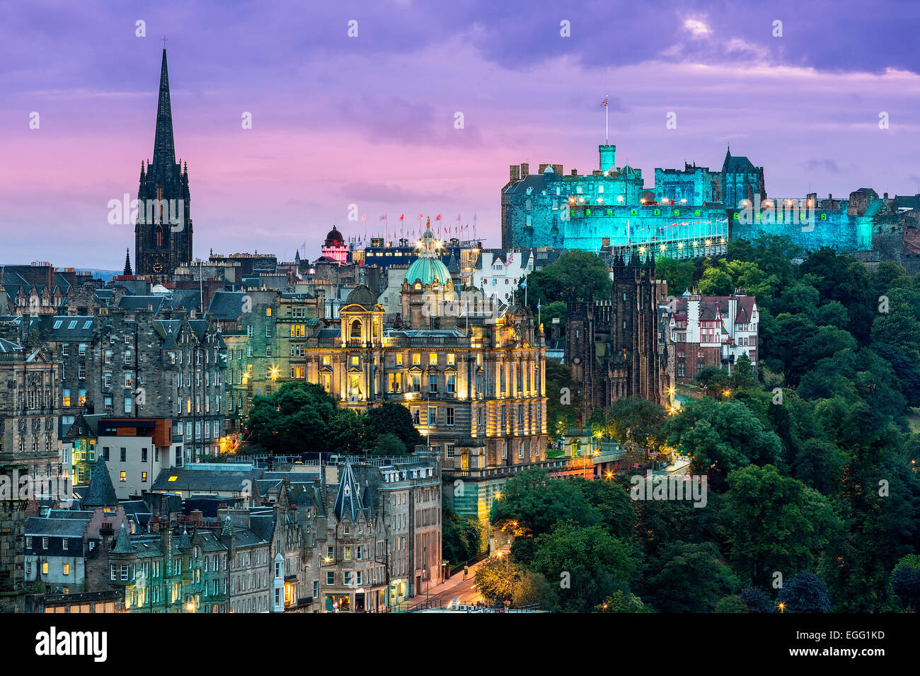 Die Skyline von Edinburgh mit dem Edinburgh Castle im Hintergrund. Fotografiert von Calton Hill kurz nach Sonnenuntergang. Stockfoto