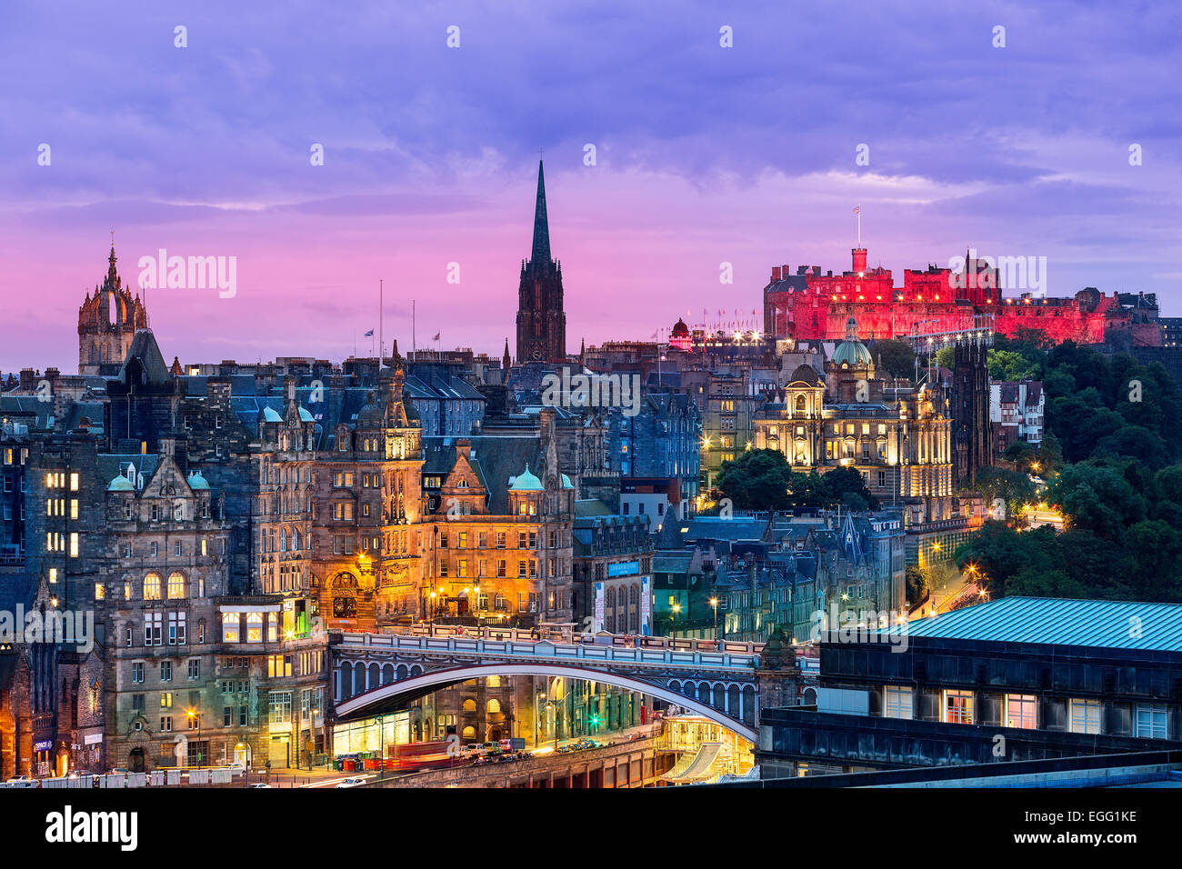 Die Skyline von Edinburgh mit dem Edinburgh Castle im Hintergrund. Fotografiert von Calton Hill kurz nach Sonnenuntergang. Stockfoto