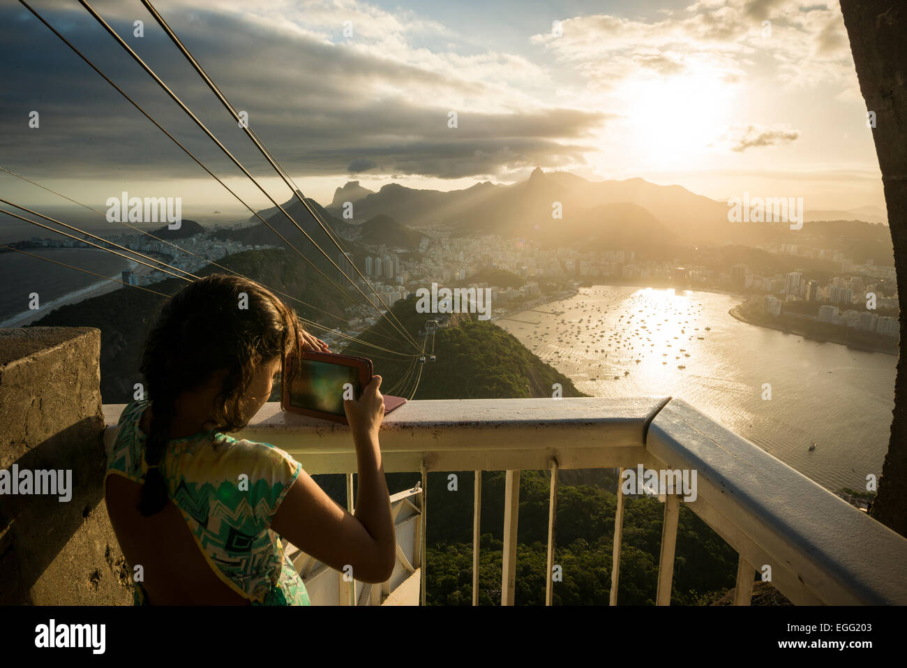 Blick vom Pão de Açucar (Zuckerhut) in der Abenddämmerung, Rio De Janeiro, Brasilien Stockfoto