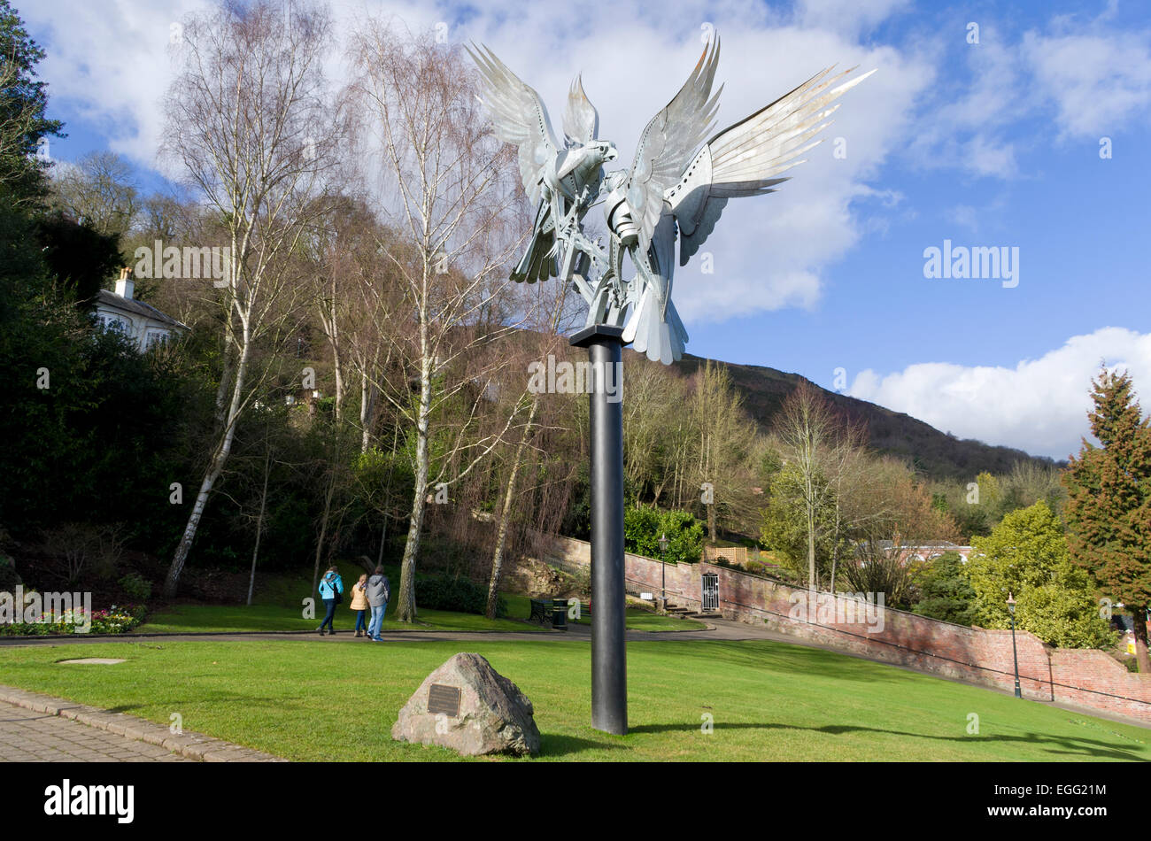 Diamond Jubilee Skulptur von Zwei Bussarde, Rose Bank Gardens, Great Malvern, Worcestershire, England, Großbritannien Stockfoto