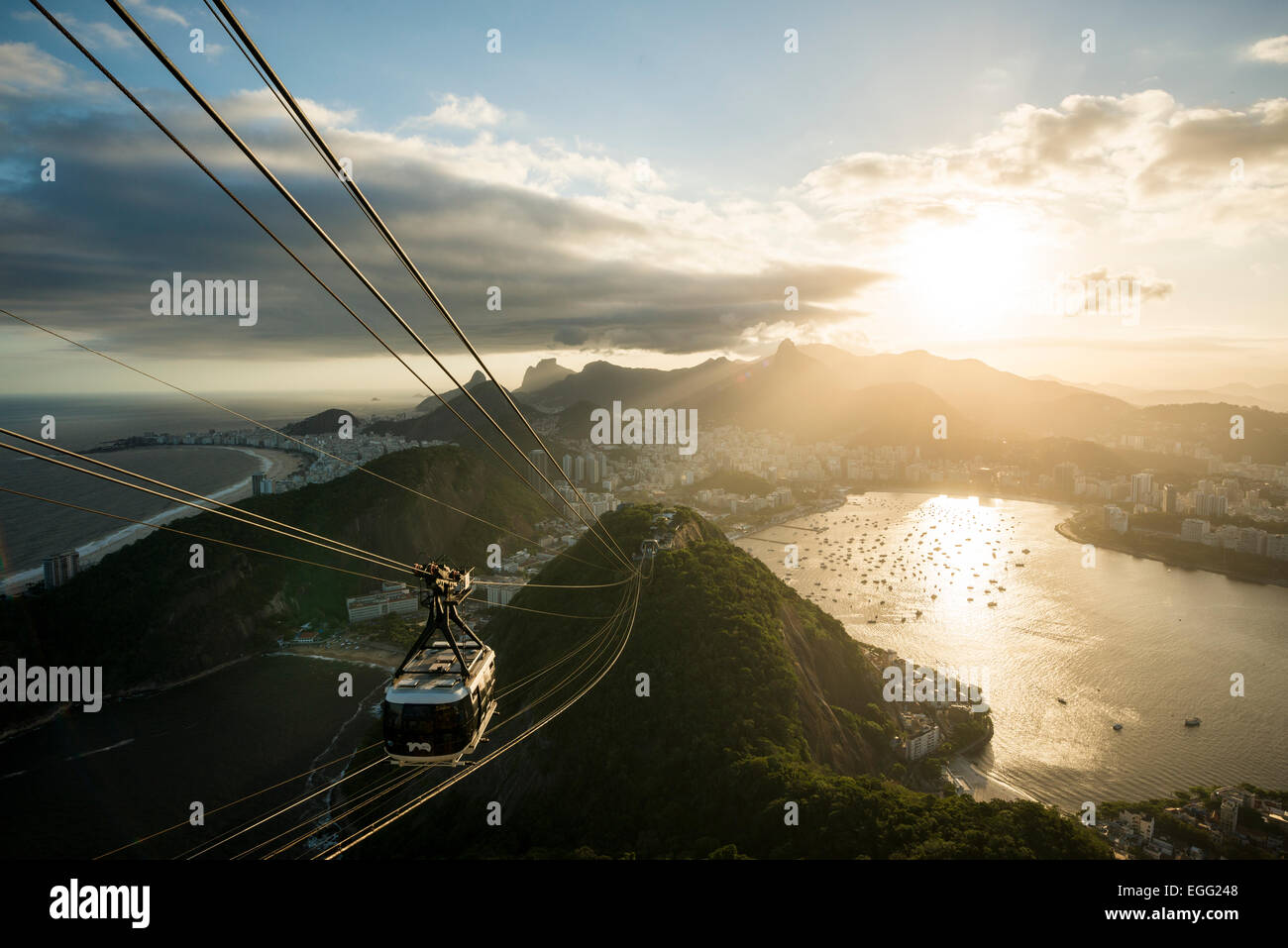 Blick vom Pão de Açucar (Zuckerhut) und Seilbahn in der Abenddämmerung, Rio De Janeiro, Brasilien Stockfoto