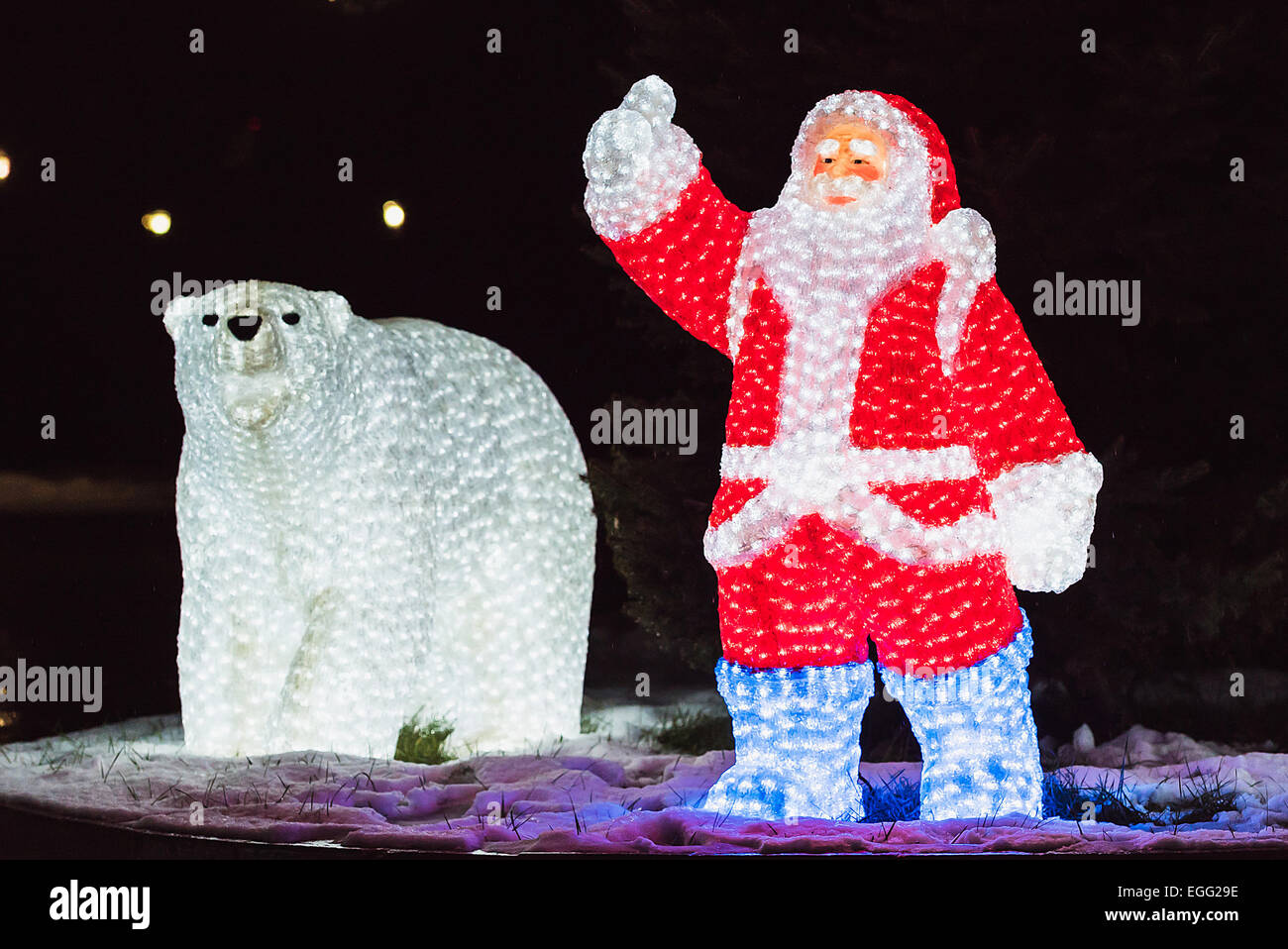 Leuchtende Figuren von Santa Claus und der Bär Stockfoto