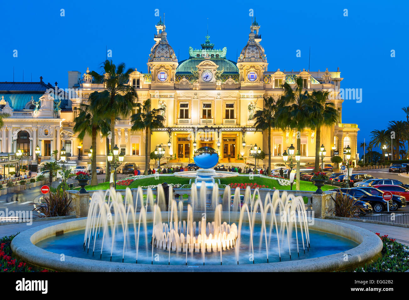 Monaco, Montecarlo, das Casino in der Abenddämmerung ...