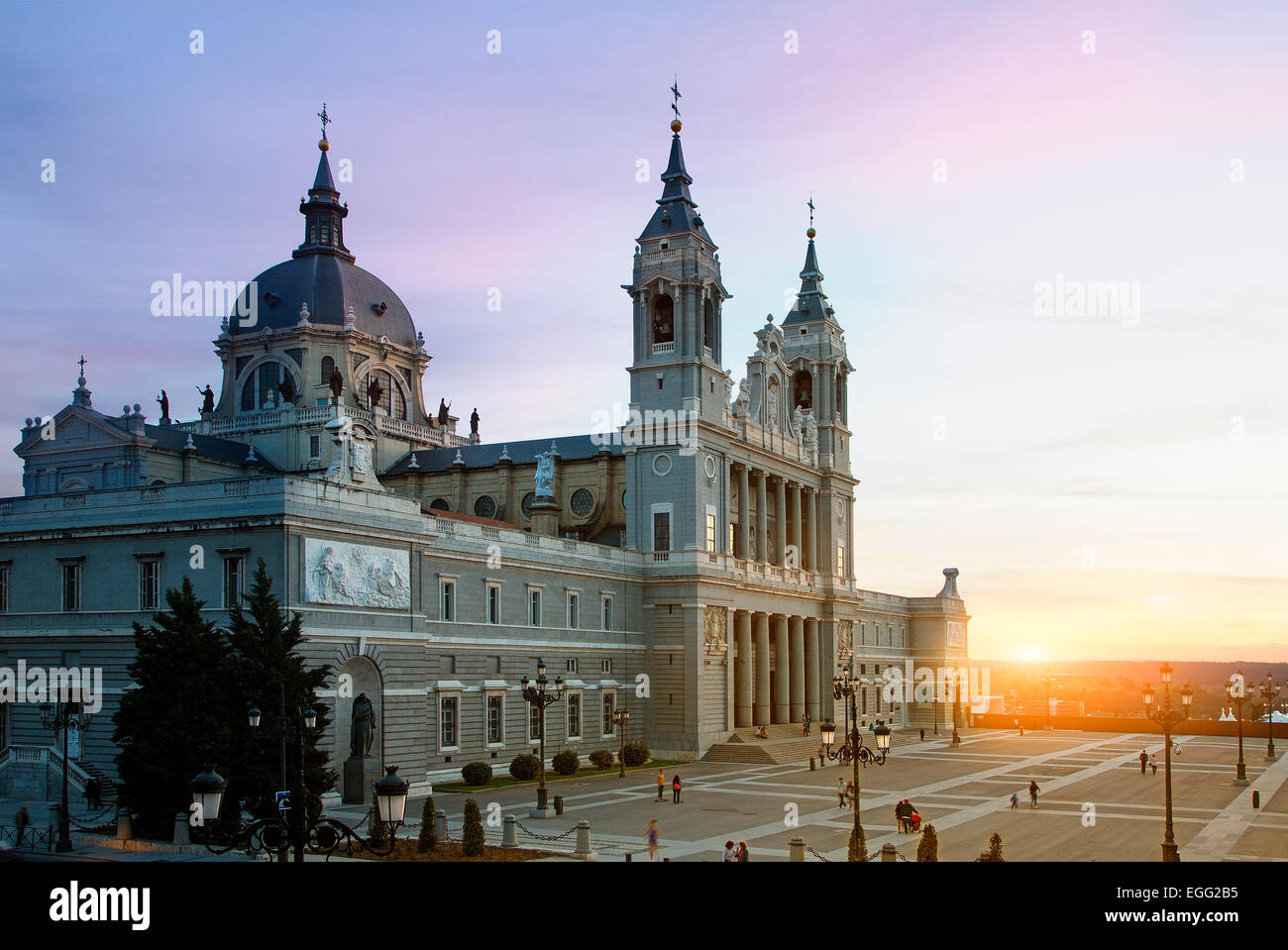 Das Wahrzeichen Almudena-Kathedrale im Zentrum von Madrid Stockfoto