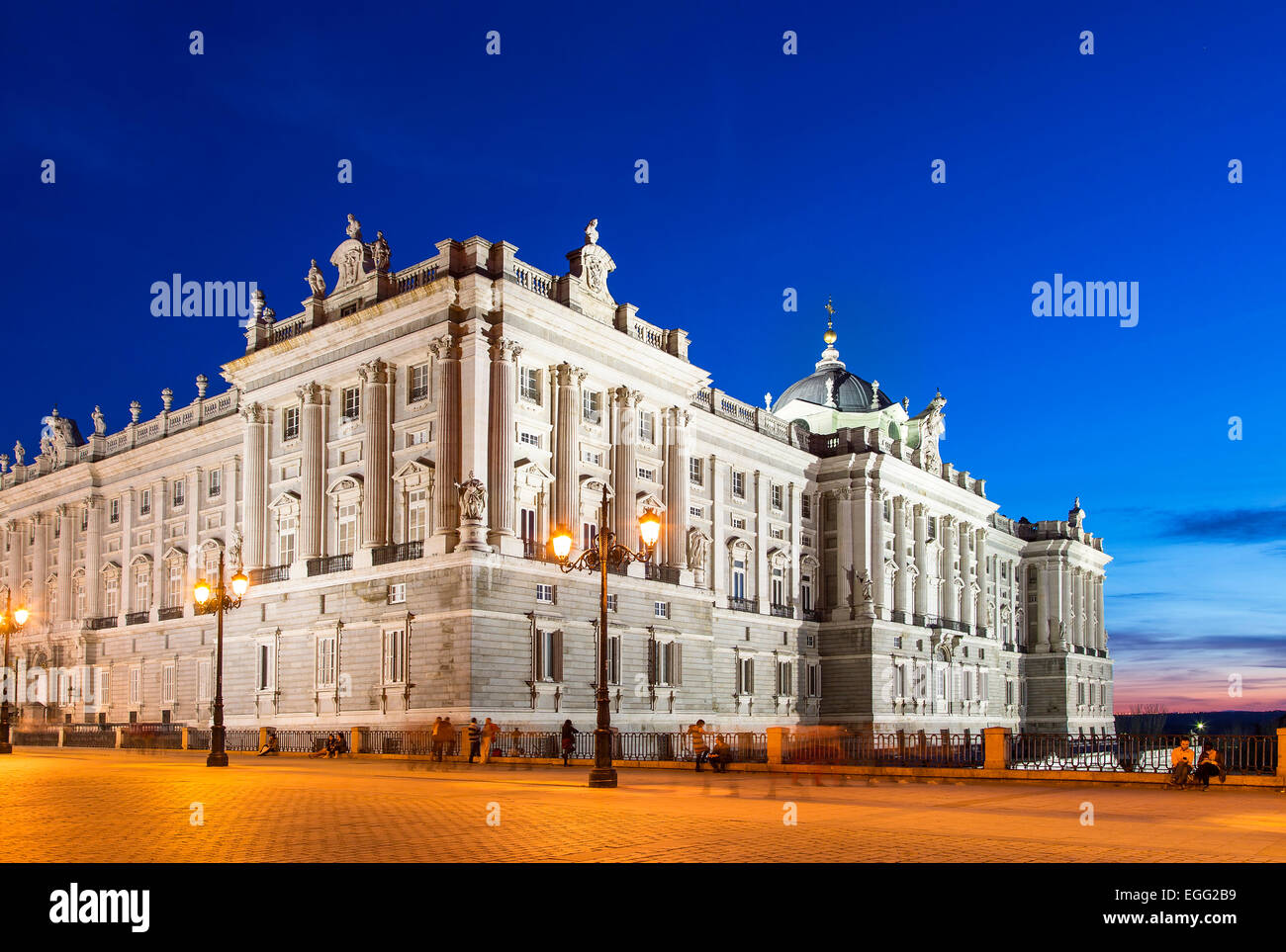 Madrid, Königspalast (Palacio Real) in der Abenddämmerung Stockfoto