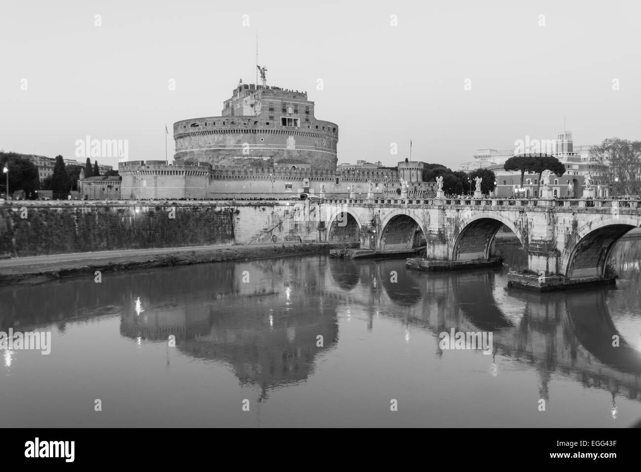 Landschaft der Engelsburg in Rom entlang des Tibers, Italien Stockfoto