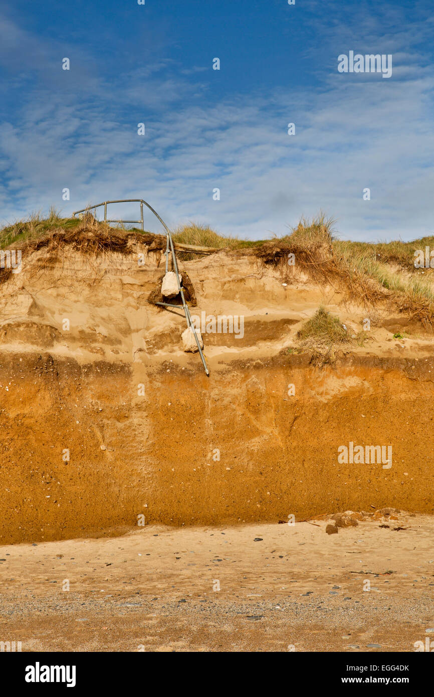 Felsfreie Sand; Erosion der Küsten - ehemalige Schritte Cornwall; UK Stockfoto