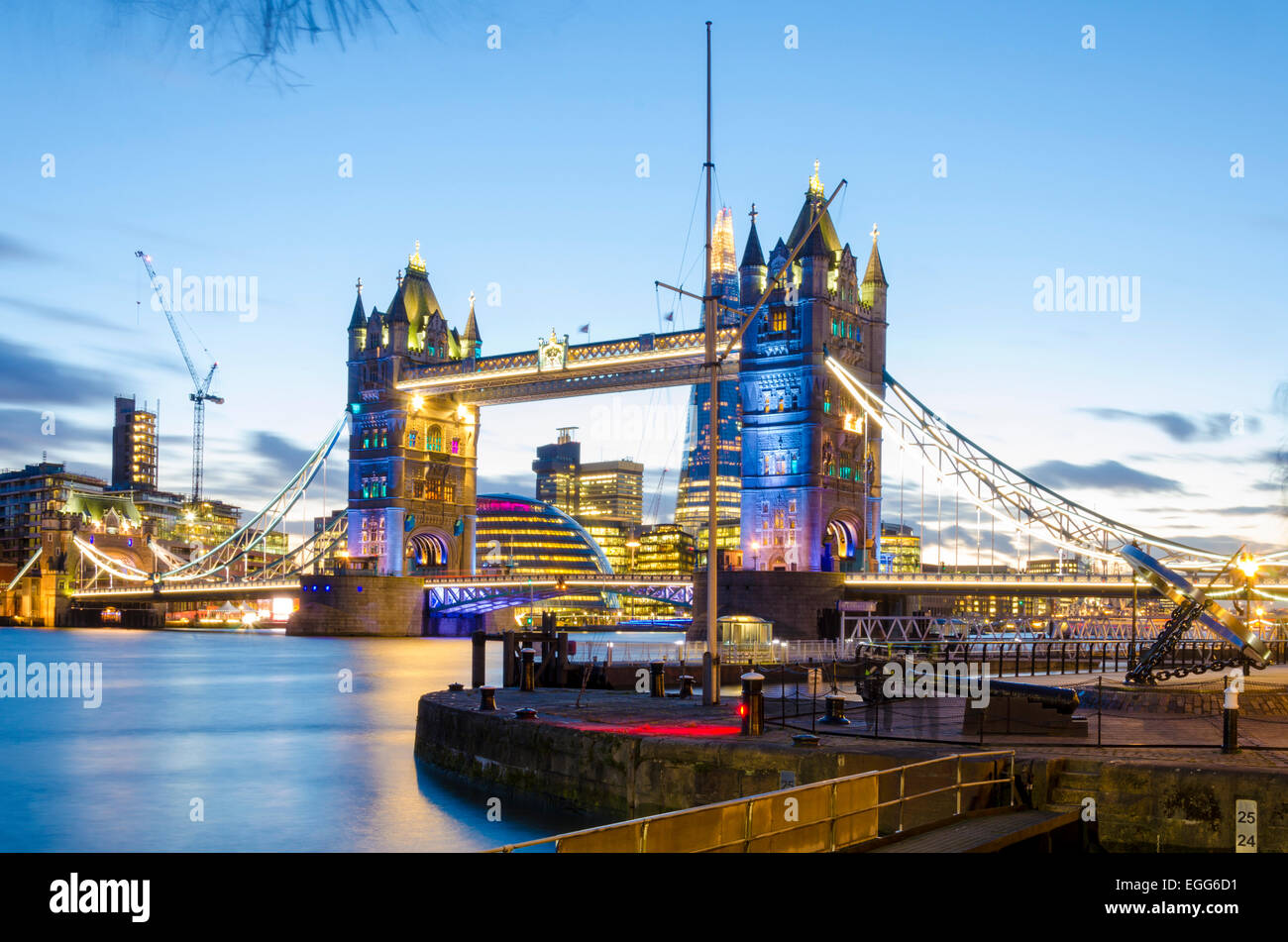 London, UK. 24. Februar 2015. UK-Wetter: bewölkt bleiben aber London sieht vor allem klaren Abendhimmel über Tower Bridge Credit: CAMimage/Alamy Live News Stockfoto