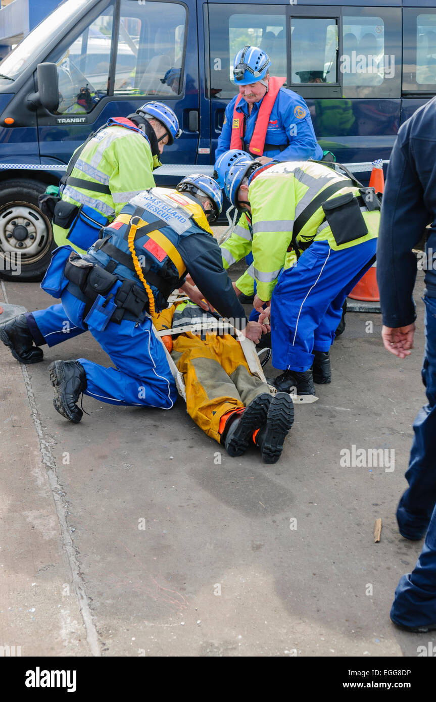 Bangor, County Down. 23.09.2012 - Rettungskräfte wiederherstellen ein Körpers.  Notdienste halten 'Operation Diamond", einer gemeinsamen Übung vor der Küste von North Down. Während der Operation, eine simulierte Zusammenstoß zwischen einer Fähre mit 65 Passagiere und Besatzung und ein kleineres Boot aktiviert alle Zweige der Rettungsdienste, Aktionen zu koordinieren. Stockfoto