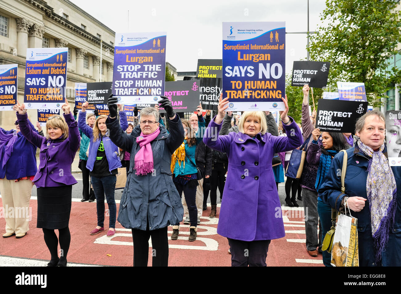 26. Oktober 2012, Belfast. Soroptimist International halten einen 15-minütige Protest gegen den Menschenhandel, die Ergebnisse in etwa 1000 Menschen pro Jahr im Vereinigten Königreich gerettet.  Viele Opfer sind Frauen, die zur Prostitution gezwungen werden. Stockfoto