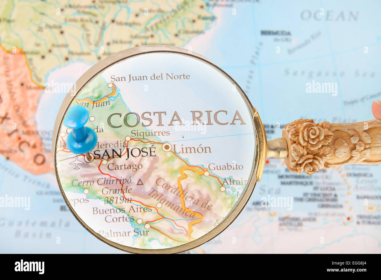 Blaue Tack auf Karte von Zentralamerika mit Lupe suchen in auf San Jose, Costa Rica Stockfoto