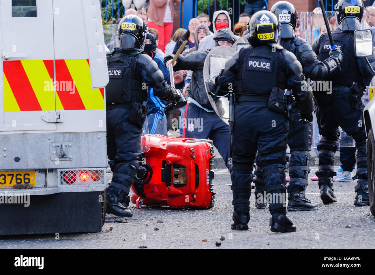 2. September 2012, Belfast - werfen Loyalisten Jugendliche Spielzeugautos, Ziegeln und Steinen auf PSNI Riot Squad.  Loyalisten wurden aus Protest gegen eine republikanische Parade in Nordbelfast Gedenken an den Jahrestag des Todes des Henry Joy McCracken verhindert. Stockfoto