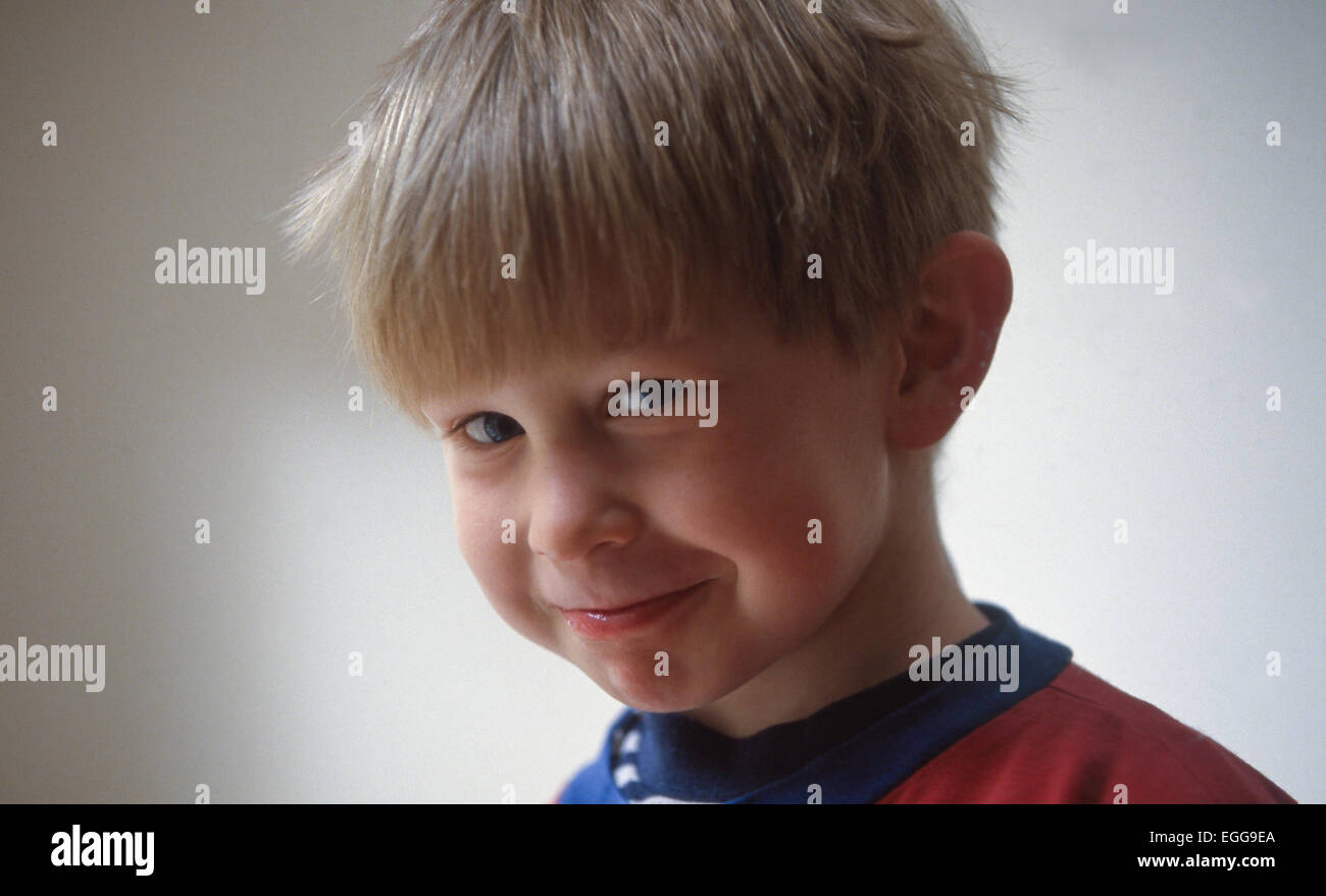 Männliche Kleinkind lächelt schmollt, Kamera Stockfoto