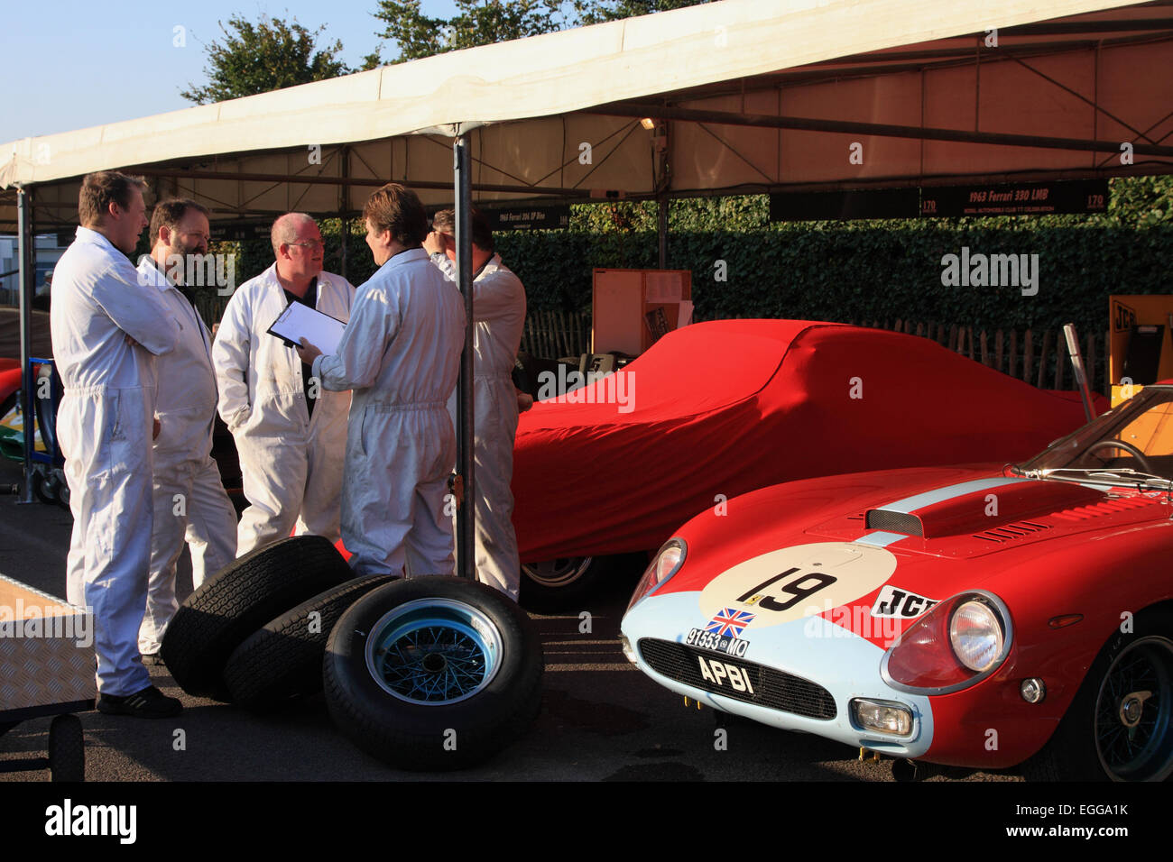Ferrari-Mechaniker planen den kommenden Tag / Goodwood Revival / Goodwood / UK Stockfoto