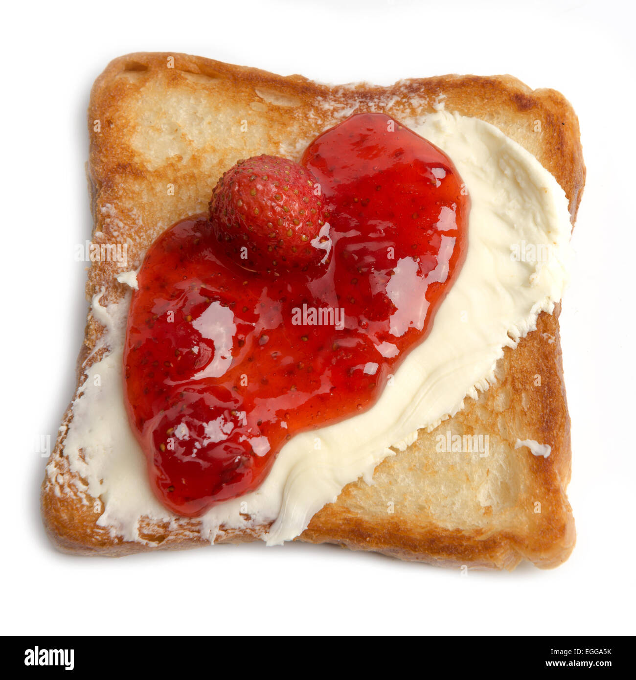Toast mit Butter und Erdbeermarmelade auf weißem Hintergrund Stockfoto