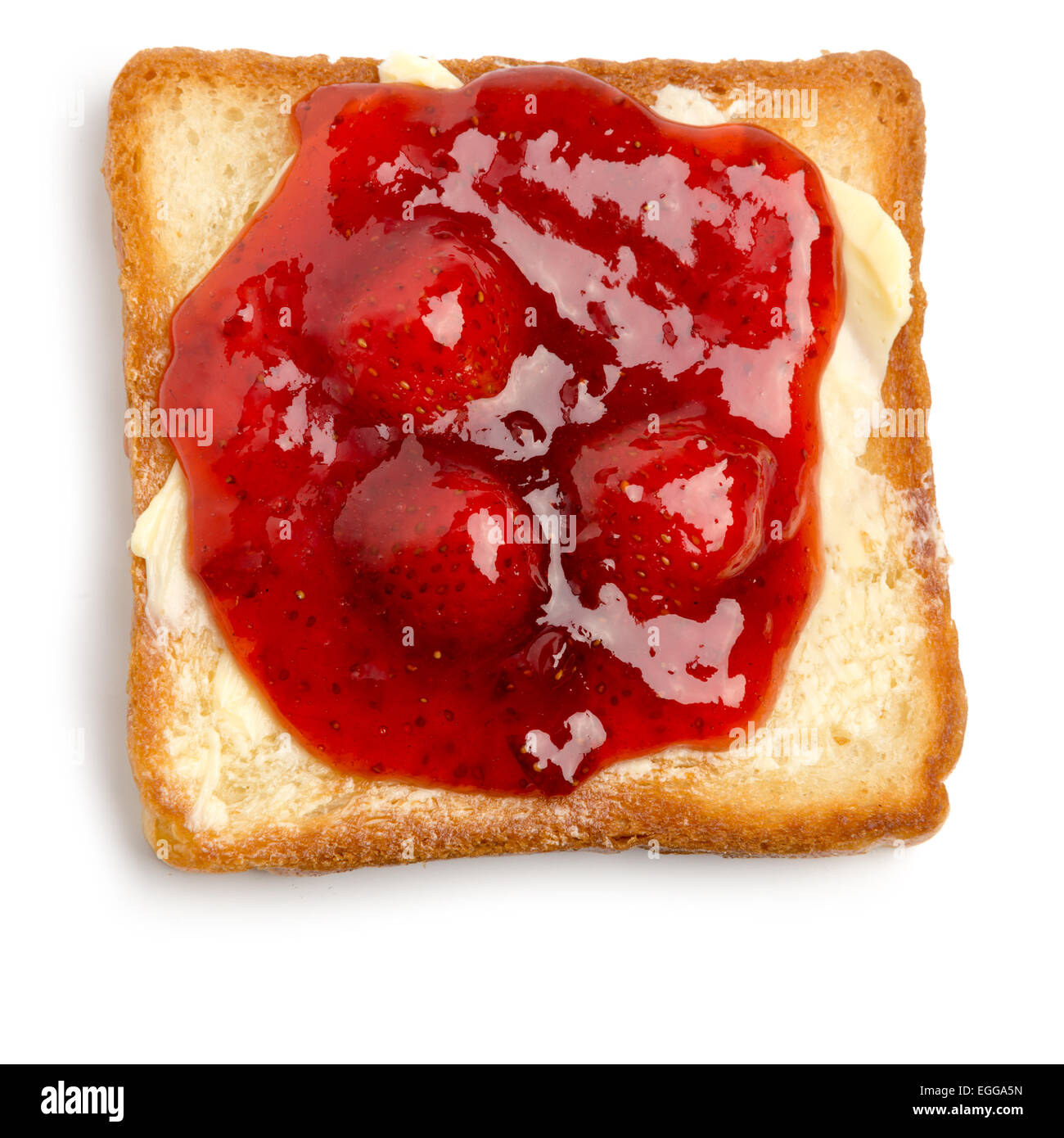 Toast mit Butter und Erdbeermarmelade auf weißem Hintergrund Stockfoto