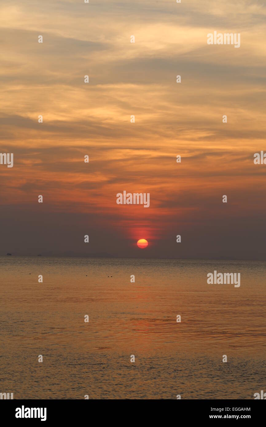 Sonnenuntergang im Meer unter den Wolken Stockfoto