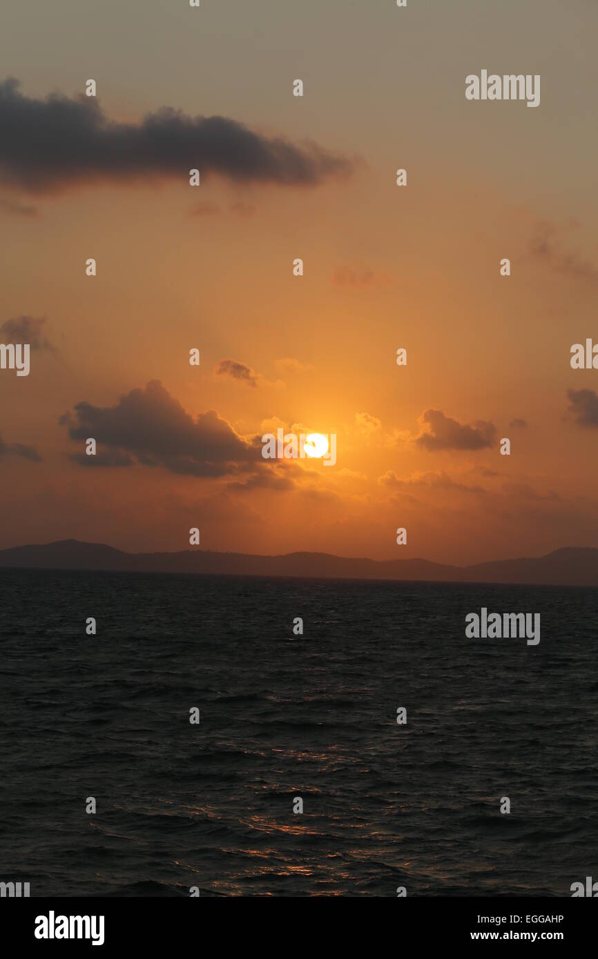 Sonnenuntergang im Meer unter den Wolken Stockfoto