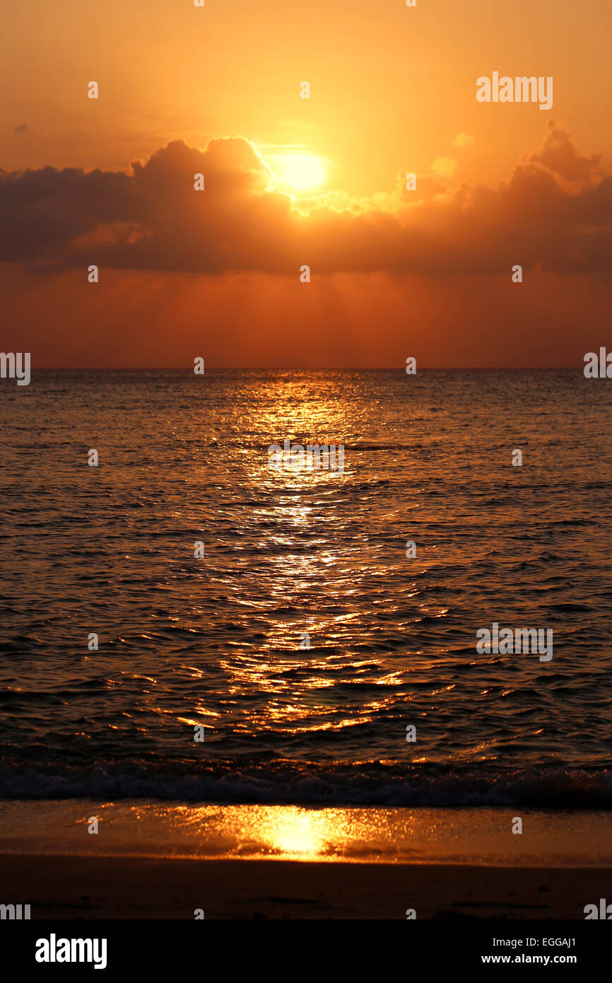 Sonnenuntergang im Meer unter den Wolken Stockfoto
