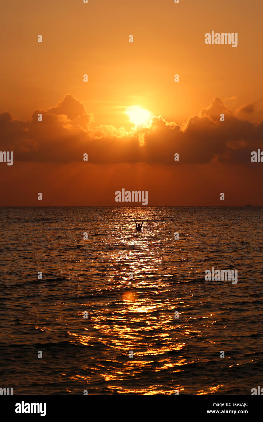 Sonnenuntergang im Meer unter den Wolken Stockfoto