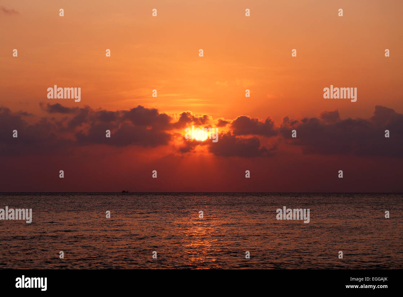 Sonnenuntergang im Meer unter den Wolken Stockfoto