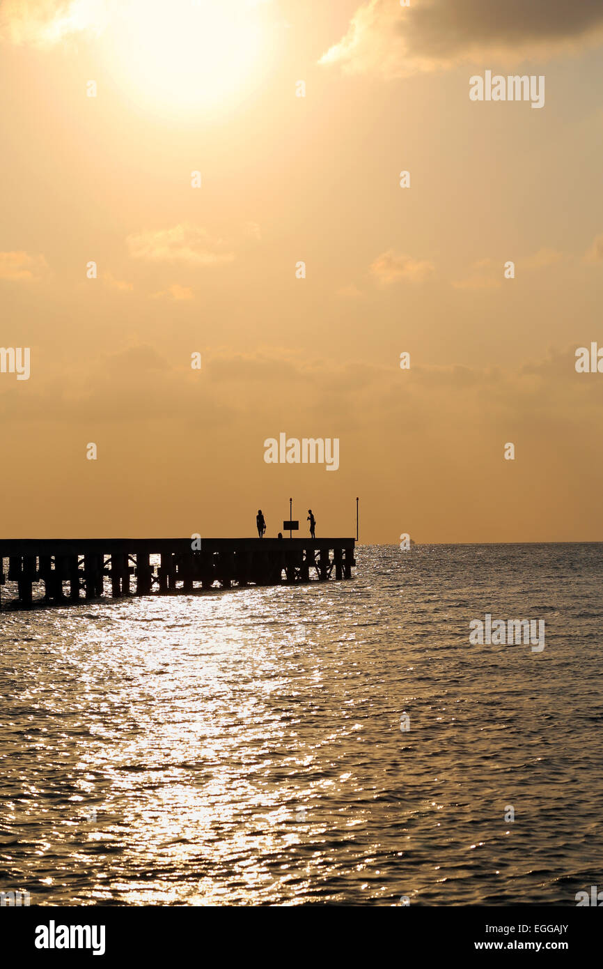 Sonnenuntergang im Meer unter den Wolken Stockfoto