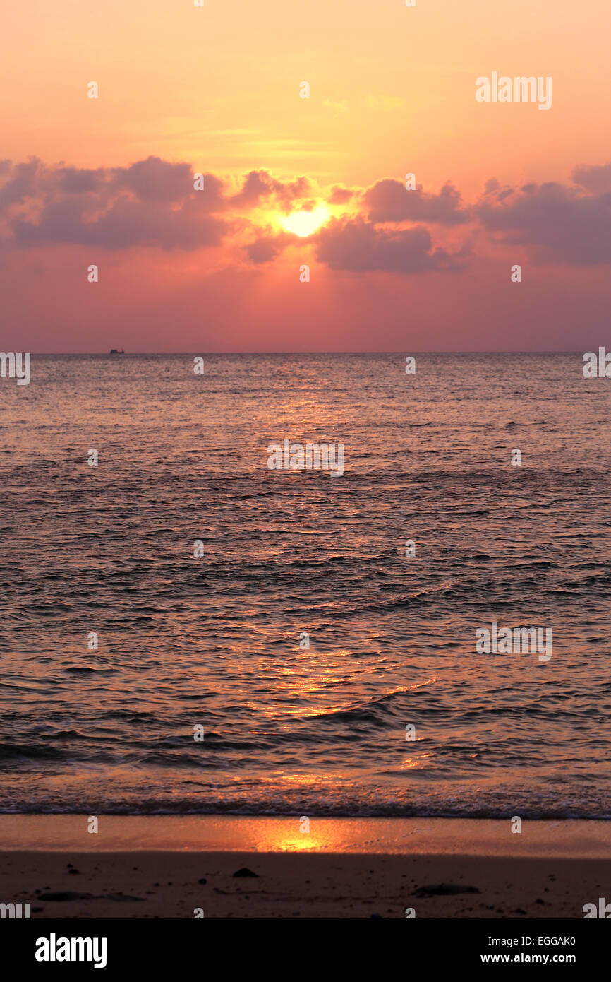 Sonnenuntergang im Meer unter den Wolken Stockfoto