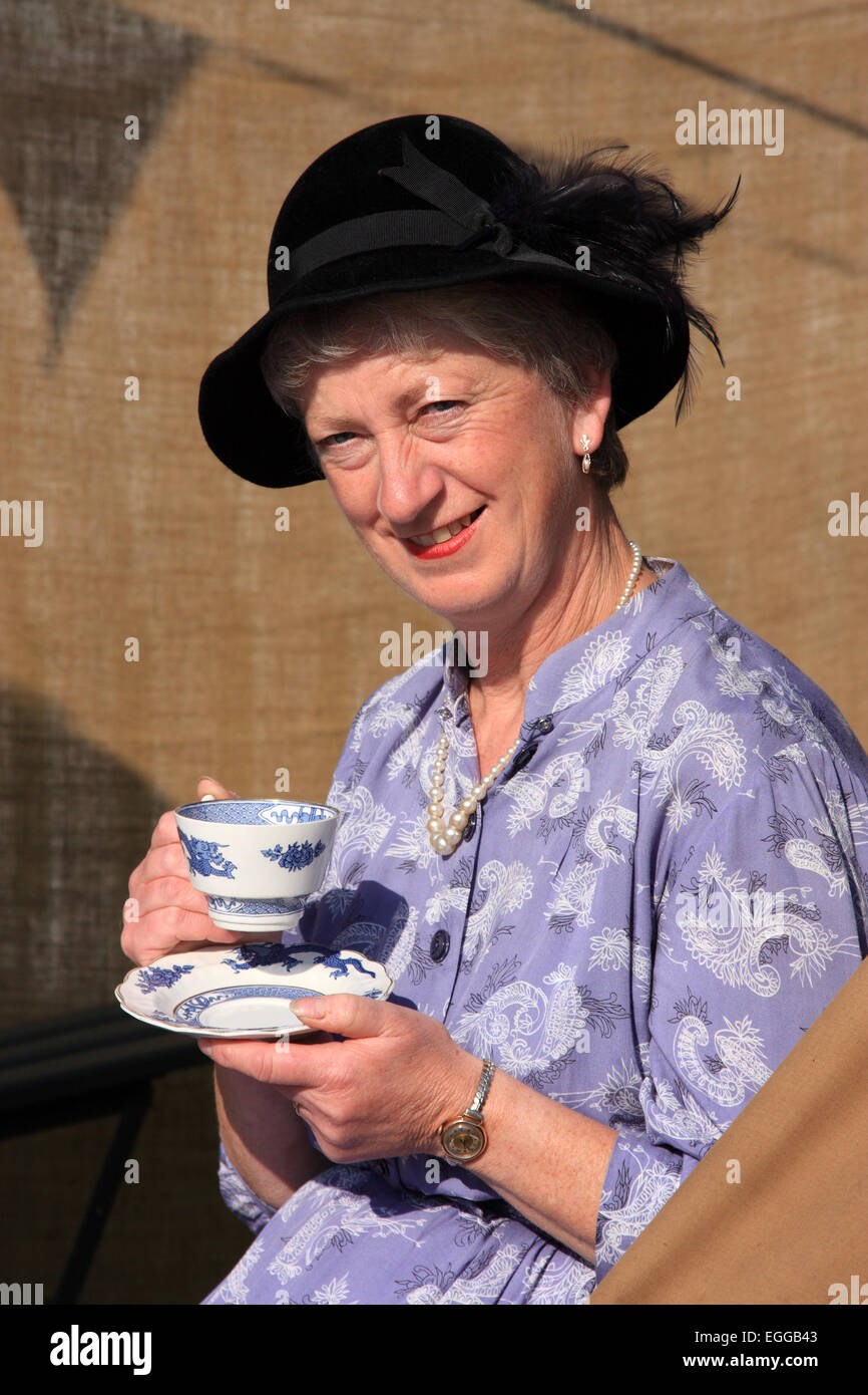 Genießen Sie eine erfrischende Tasse Tee / Goodwood Revival / Goodwood / UK Stockfoto