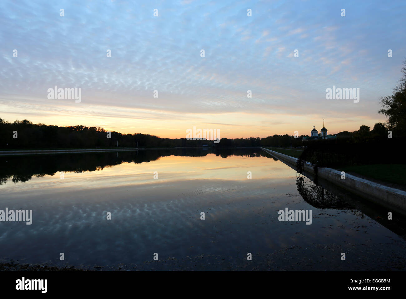 Sonnenuntergang im Meer unter den Wolken Stockfoto