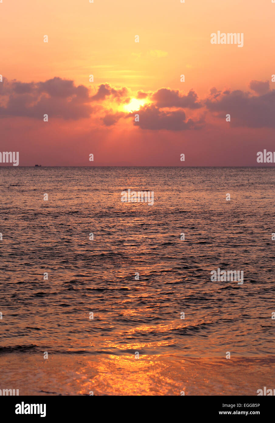 Sonnenuntergang im Meer unter den Wolken Stockfoto