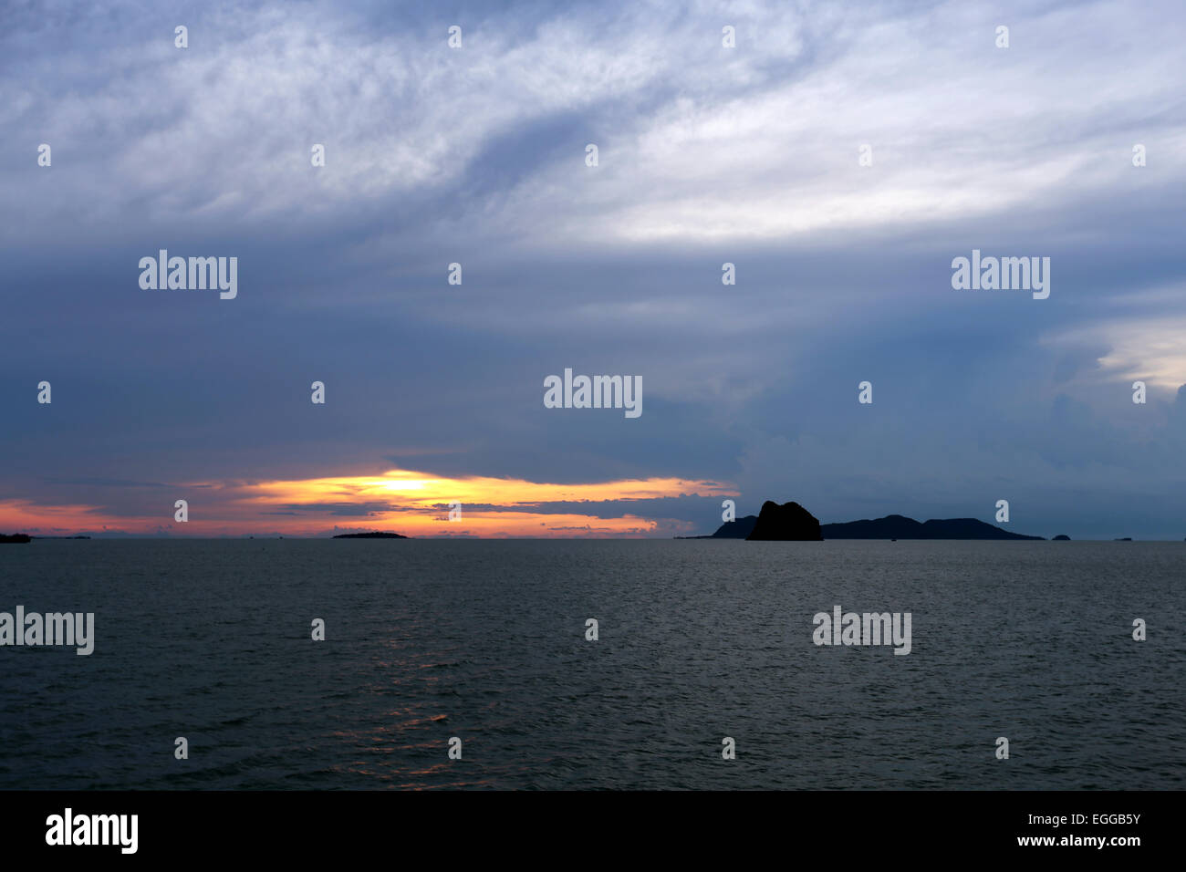 Sonnenuntergang im Meer unter den Wolken Stockfoto
